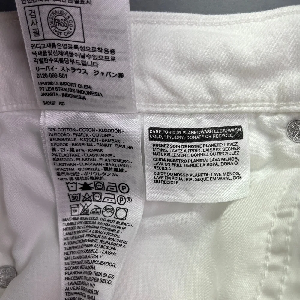 Levi's Bermuda Shorts White Denim Casual Everyday Sz 31 Fits 33.5